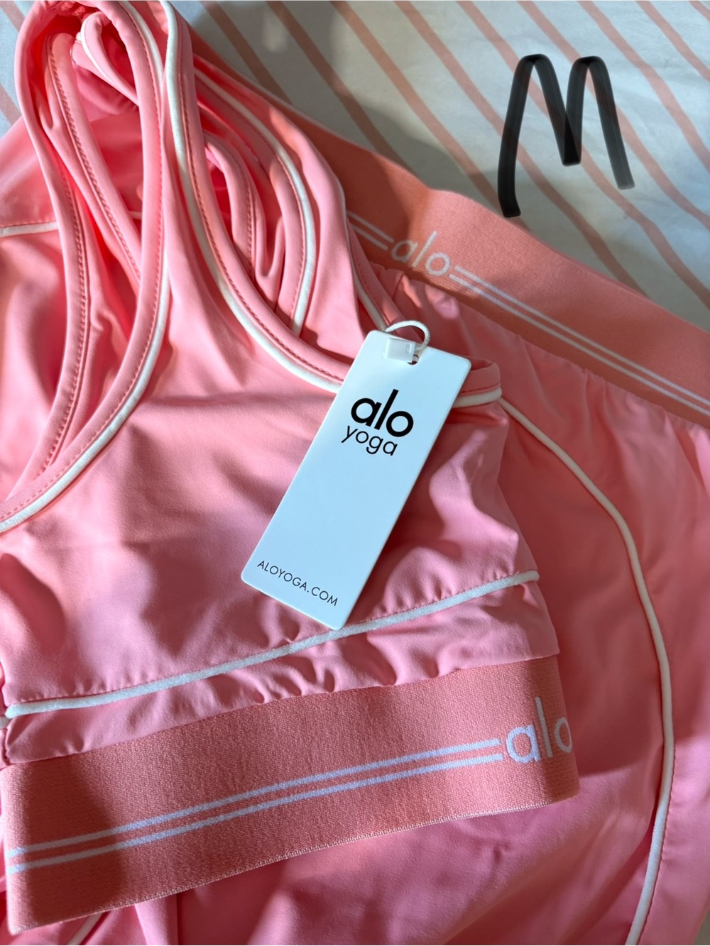 Alo Yoga ,grey,pink,red set of leggings and top together - Picture 5 of 6